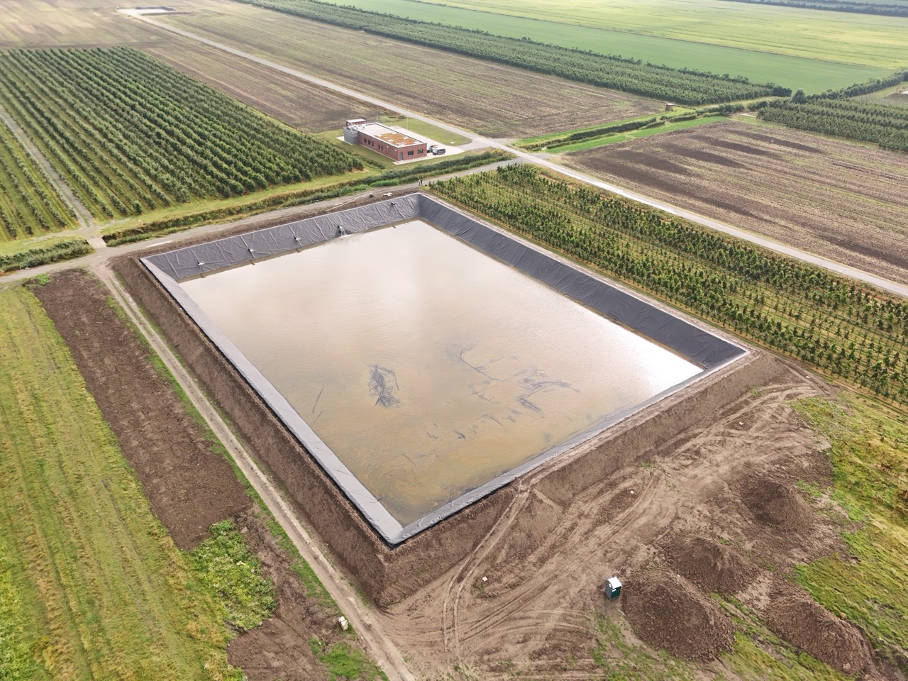 Wasserspeicherbecken für den Obstbau.
